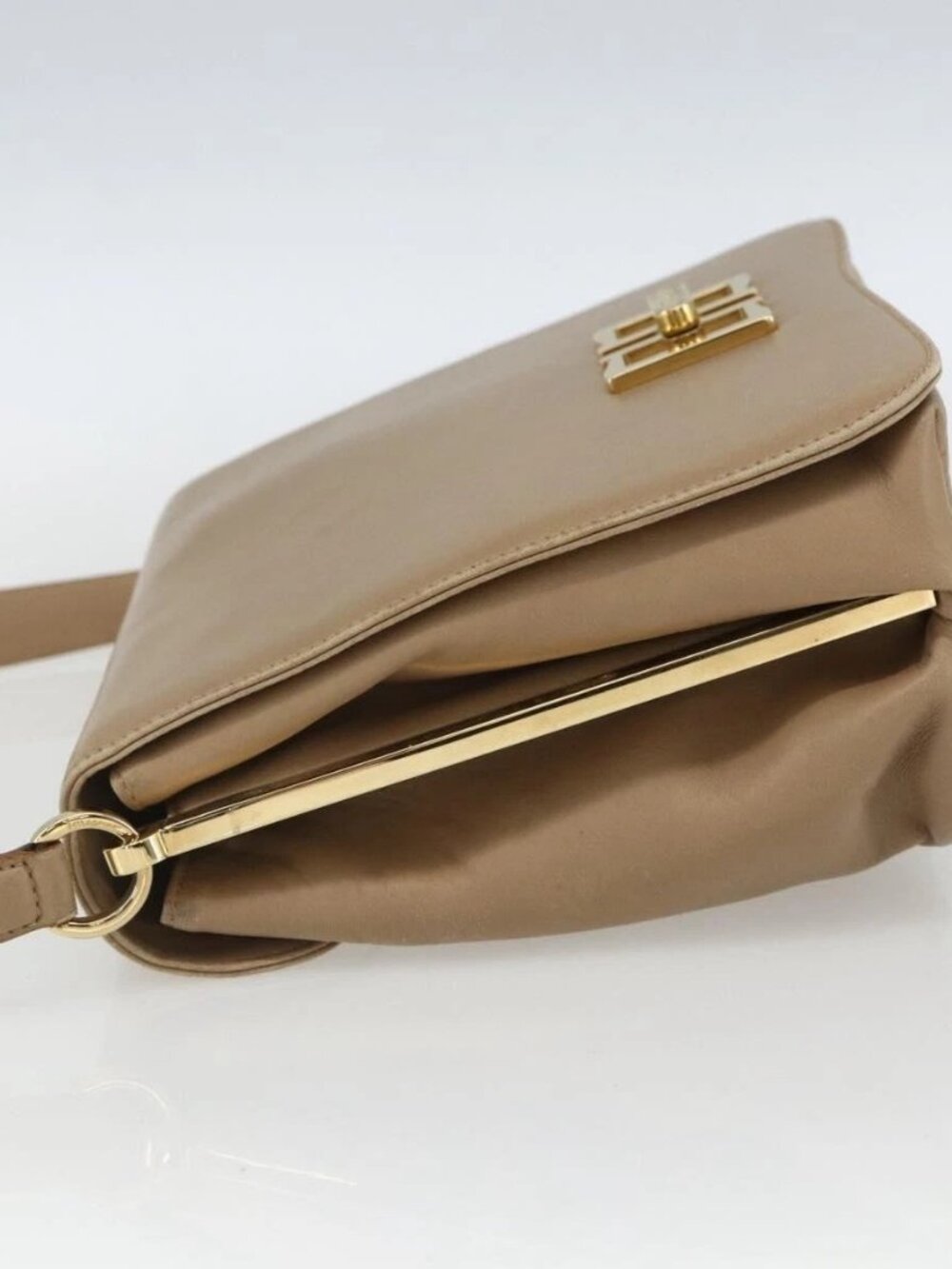 Salvatore Ferragamo Shoulder Bag Leather Beige Gold Auth 157525V - Picture 3 of 16